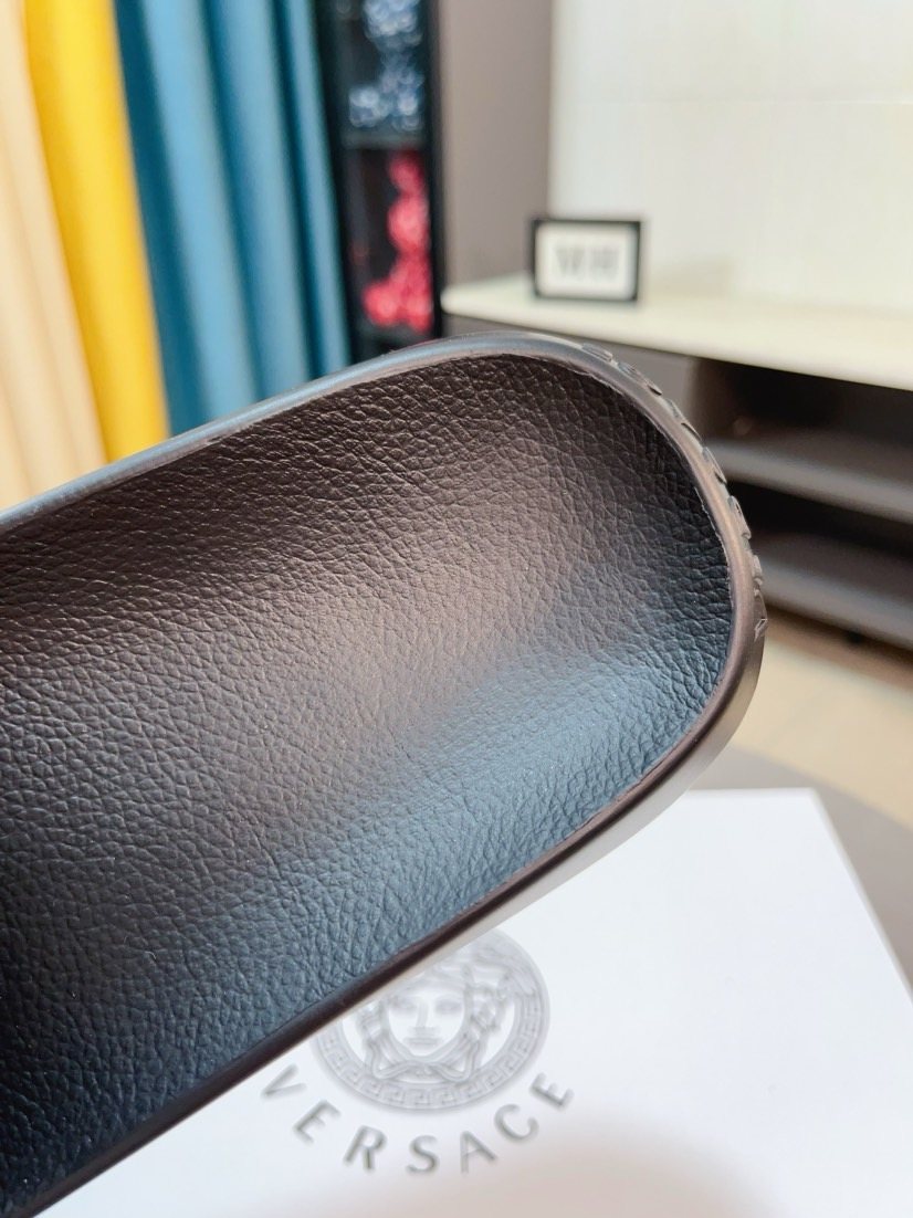 微商相册测试鞋子-Versace Men's Graphic Slide Sandals — detail