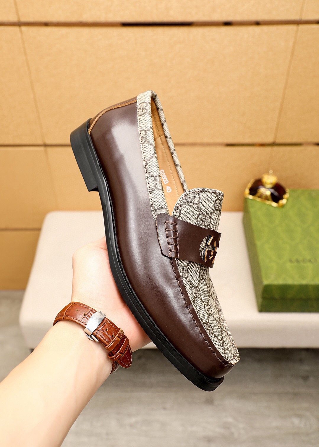 微商相册测试鞋子-Gucci Black Patent Monogram Loafers — model